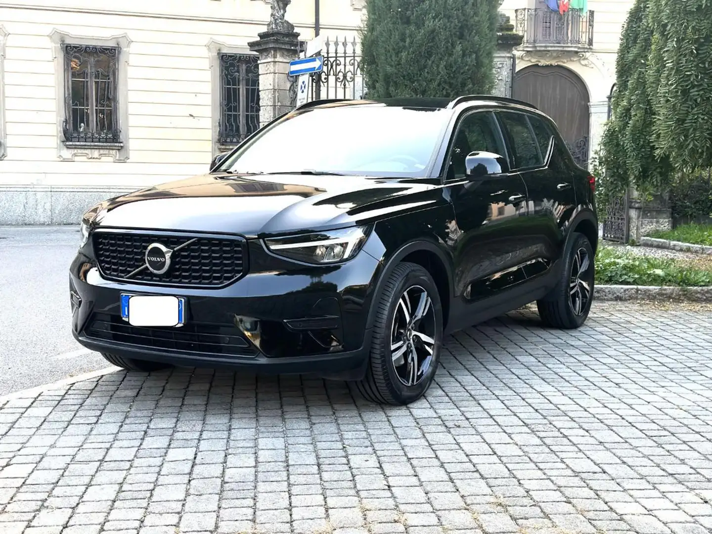 Volvo XC40 B4 AWD automatico Plus Dark MY23 Nero - 1