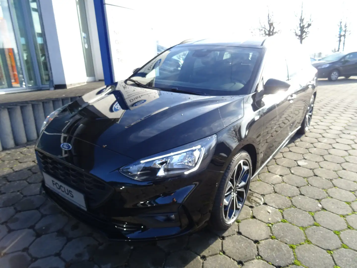 Ford Focus 1.0 Ecoboost ST-Line Turnier Schwarz - 1