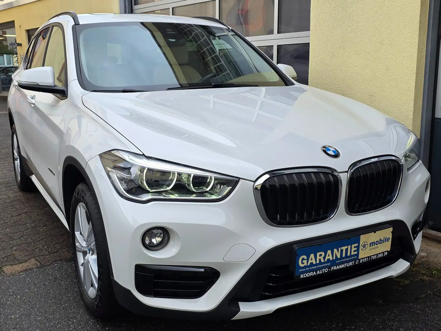 BMW X1 d Sport Line*1 Hand*Pano*Voll* Garantie Weiß - 1