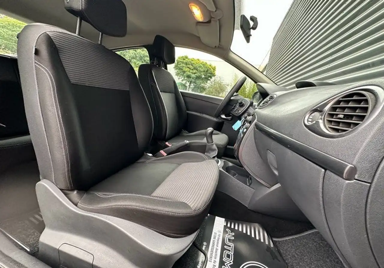 Renault Clio Citadine 5 portes — photo 8