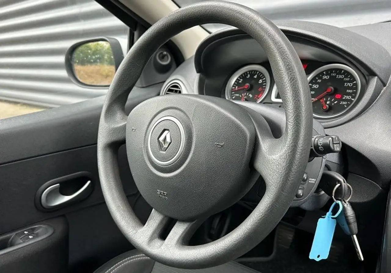 Renault Clio Citadine 5 portes — photo 12