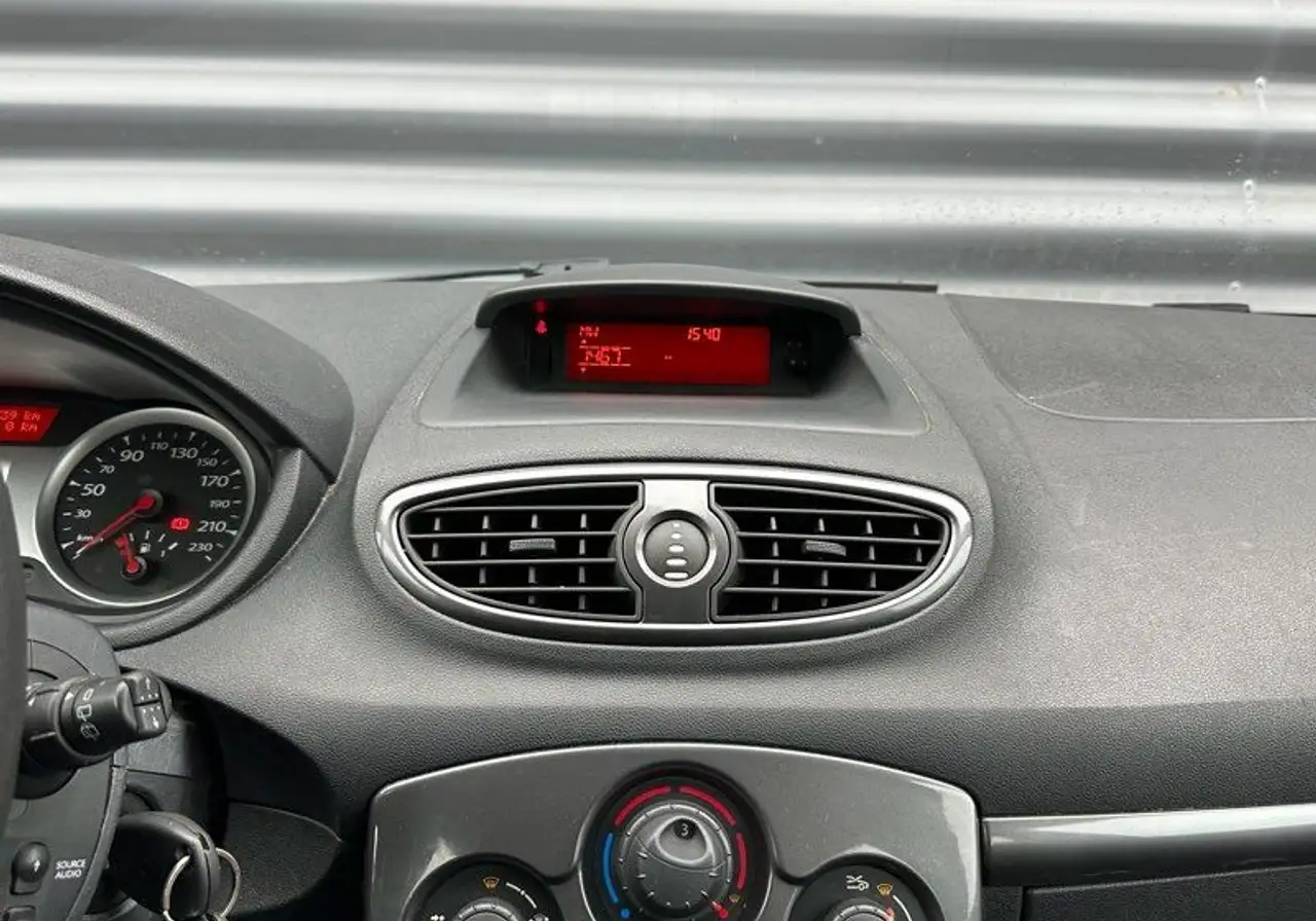 Renault Clio Citadine 5 portes — photo 15