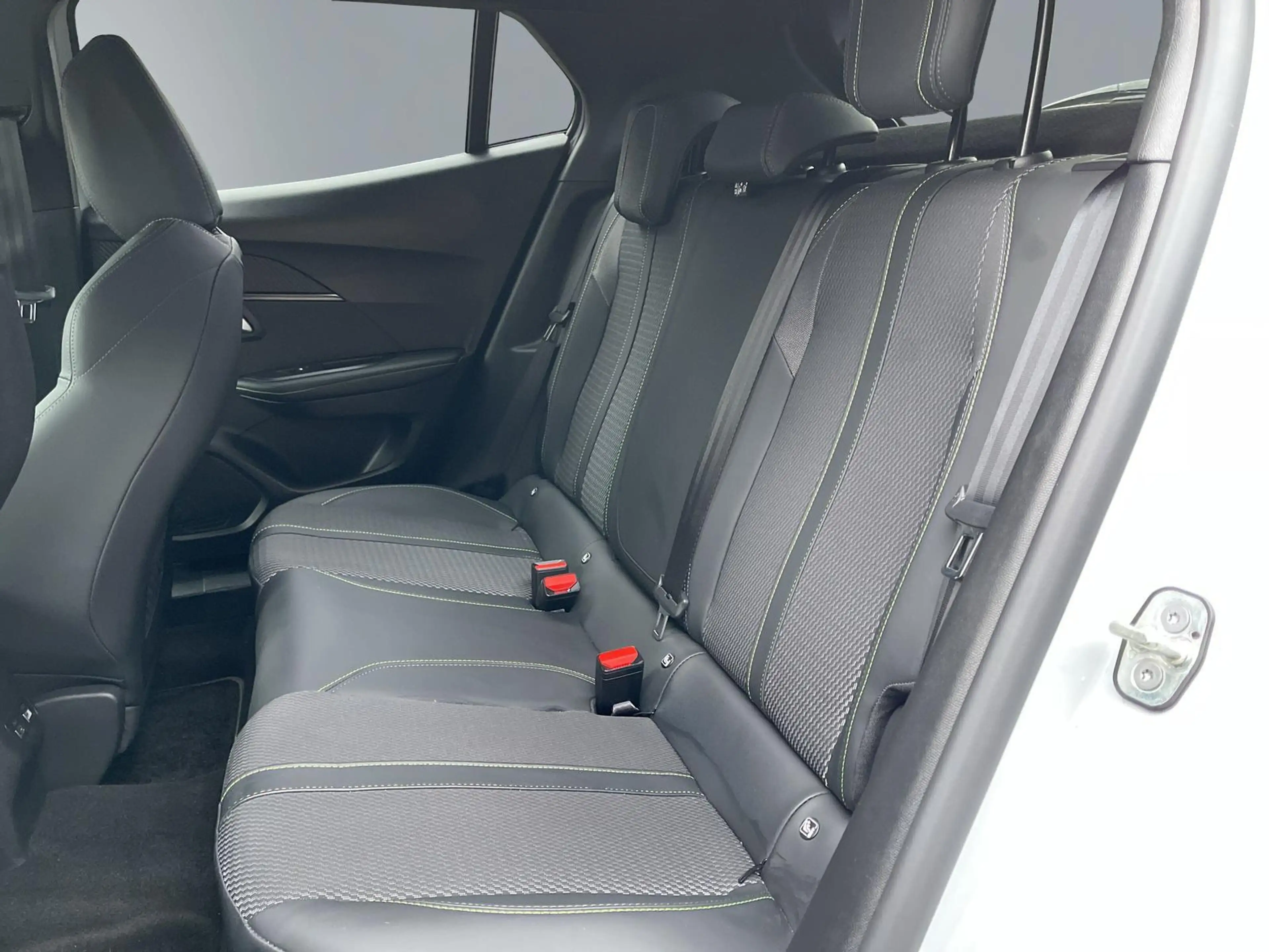 Peugeot 2008 Allure PureTech 130 EAT8*Navi*360°Kam*Shz — photo 12