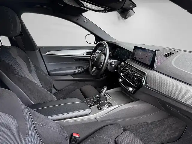 BMW 5 Series view 8