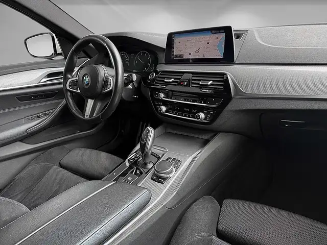 BMW 5 Series view 10