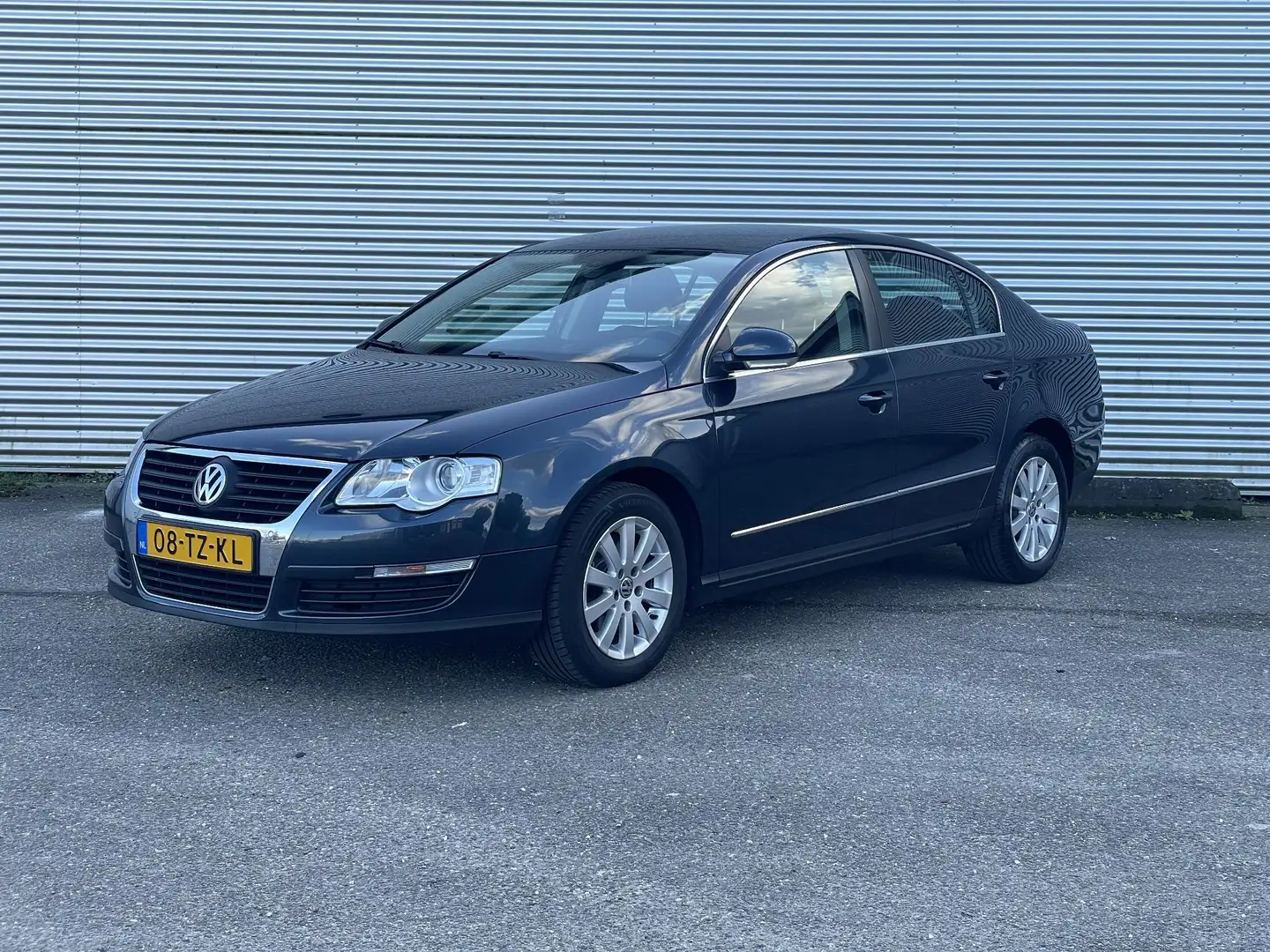 Volkswagen Passat 2.0 FSI Comfortline bijtellingsvriendelijk. Grijs - 1
