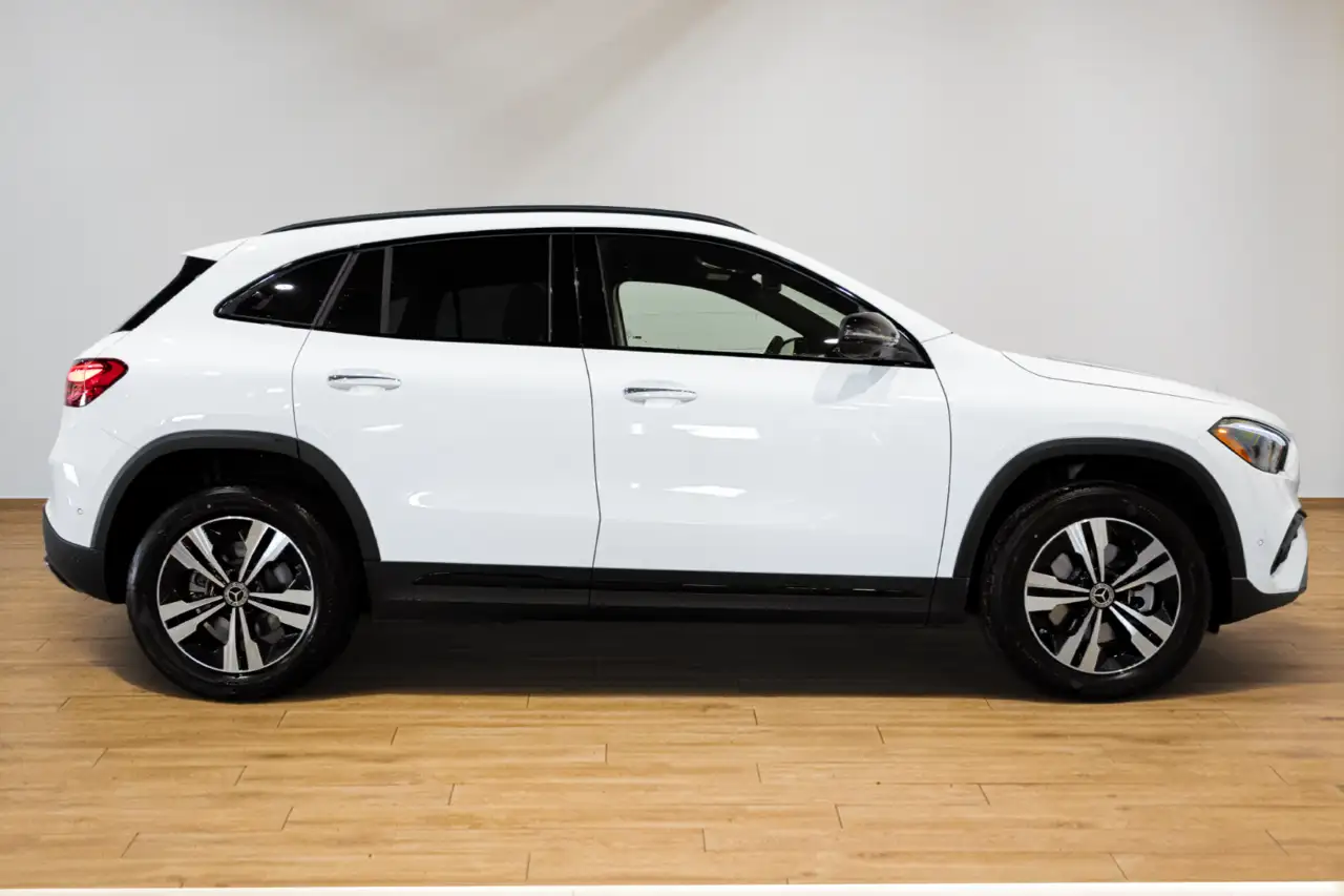Mercedes-Benz GLA снимка Mercedes-Benz GLA