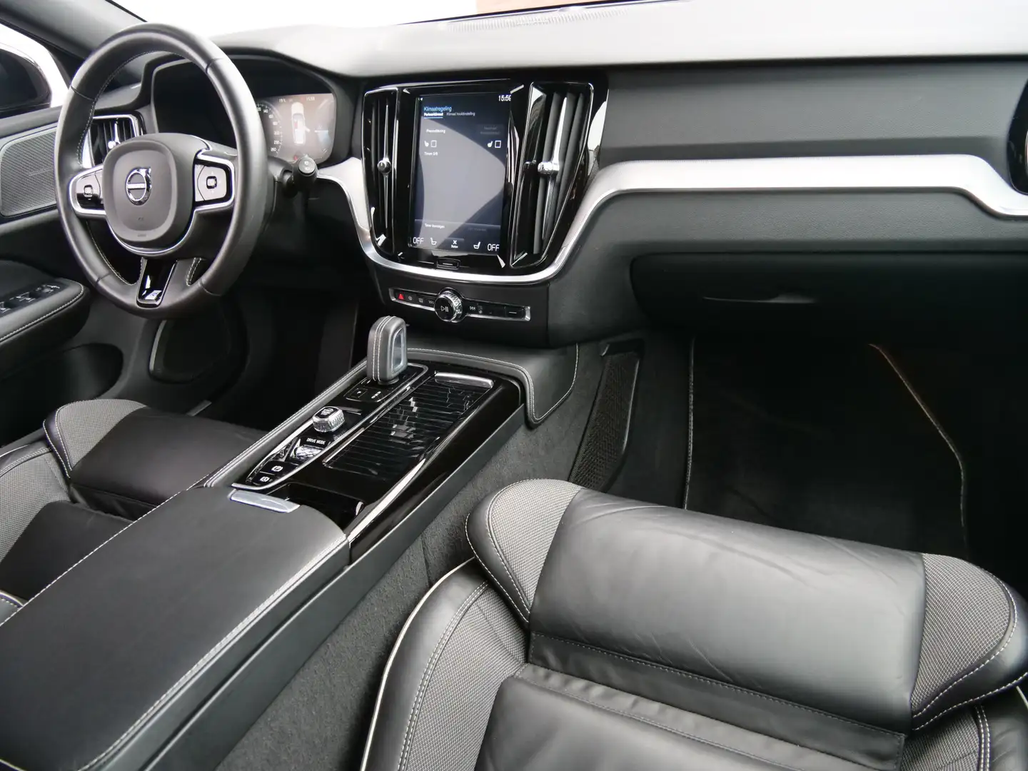 Volvo V60 2.0 T6 340pk Twin Engine AWD R-Design Automaat Har Noir - 2