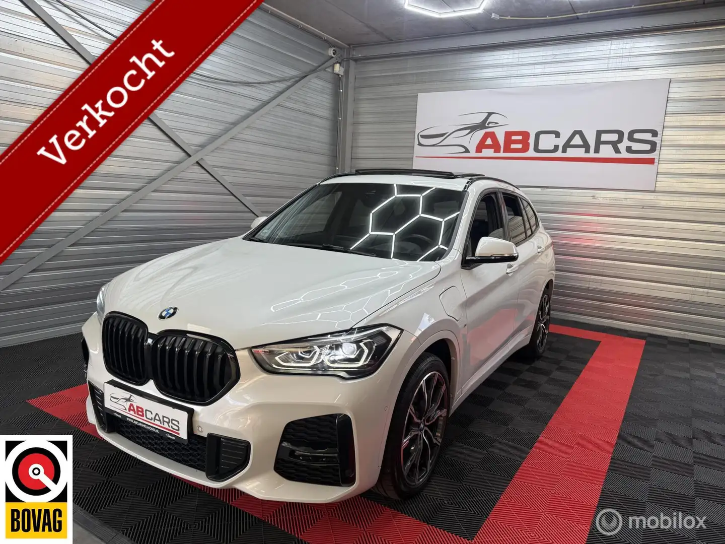 BMW X1 xDrive25e High Executive - M Pakket - Panoramadak Wit - 1