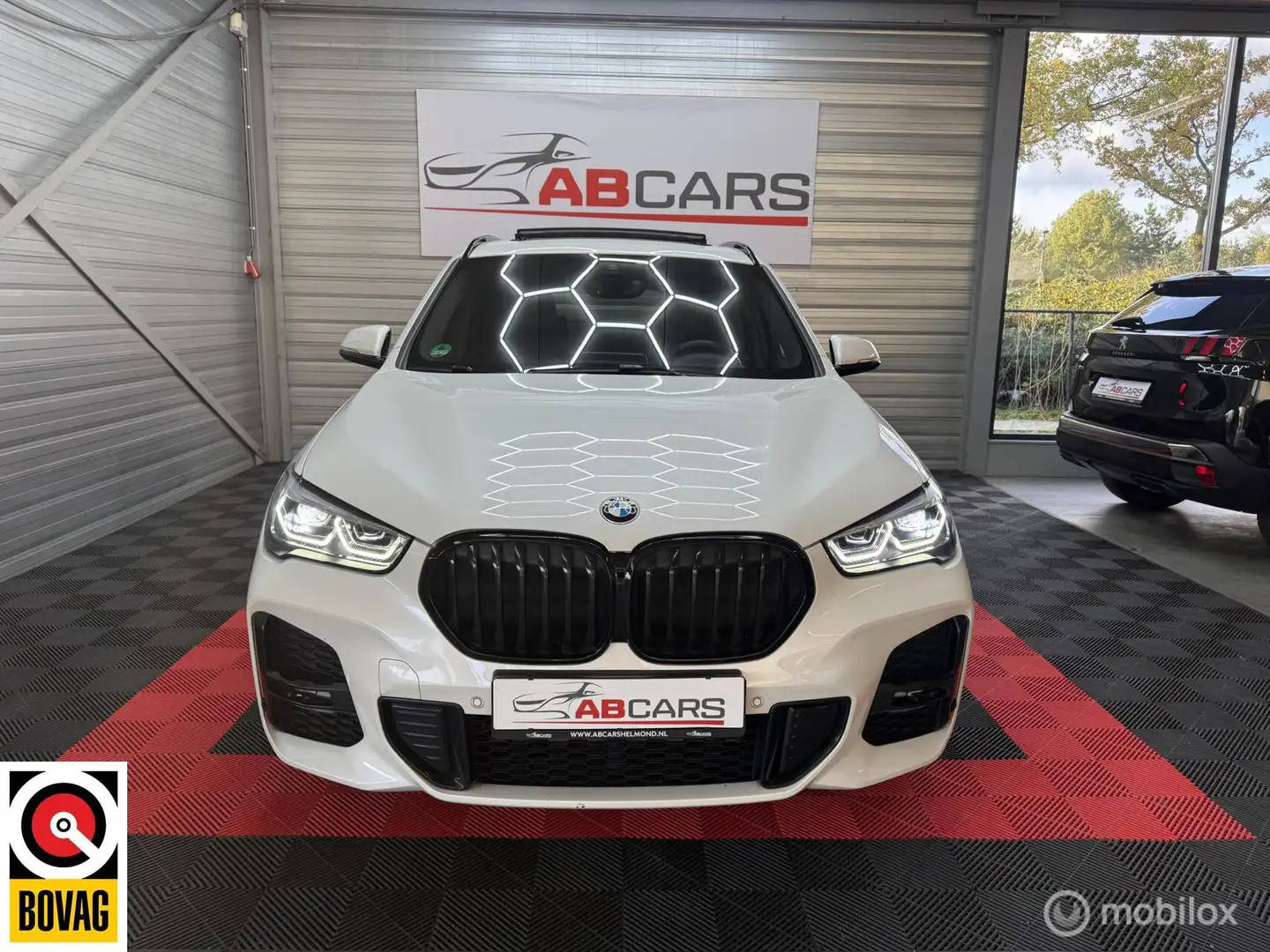 BMW X1 xDrive25e High Executive - M Pakket - Panoramadak Wit - 2