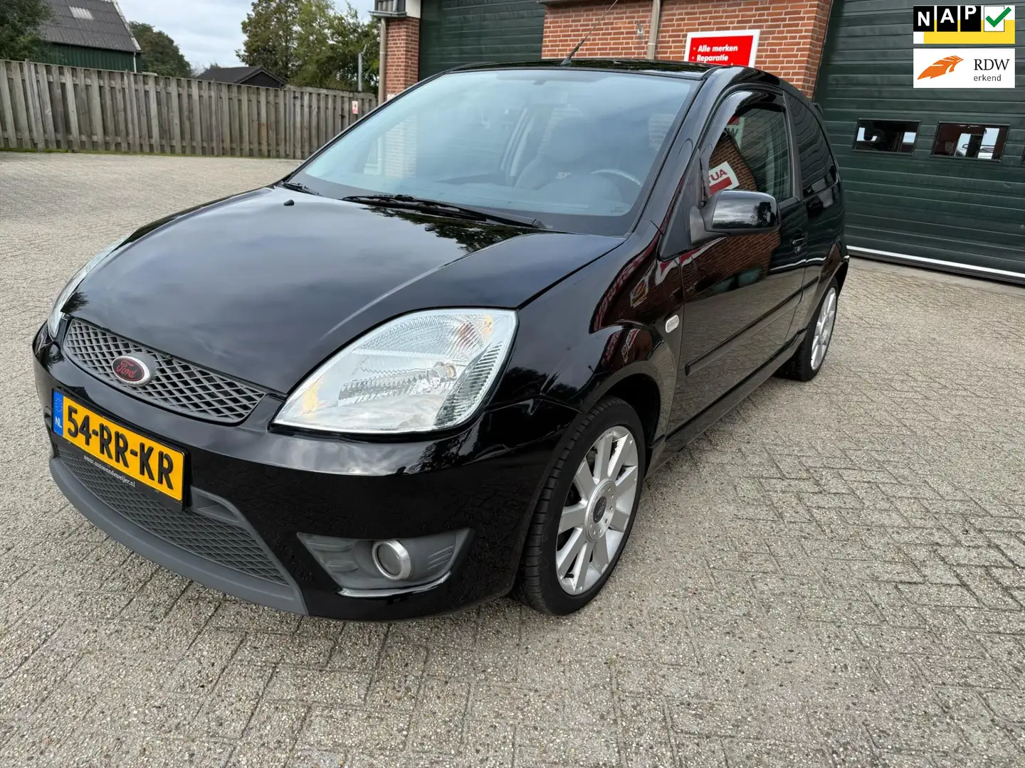 Ford Fiesta 2.0-16V ST150! Zwart - 1
