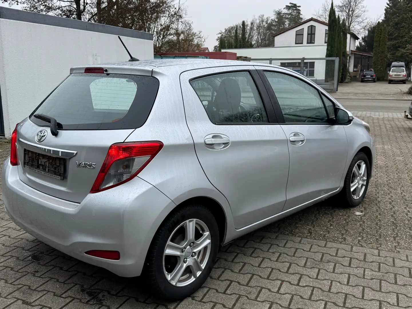 Toyota Yaris Life Grau - 2