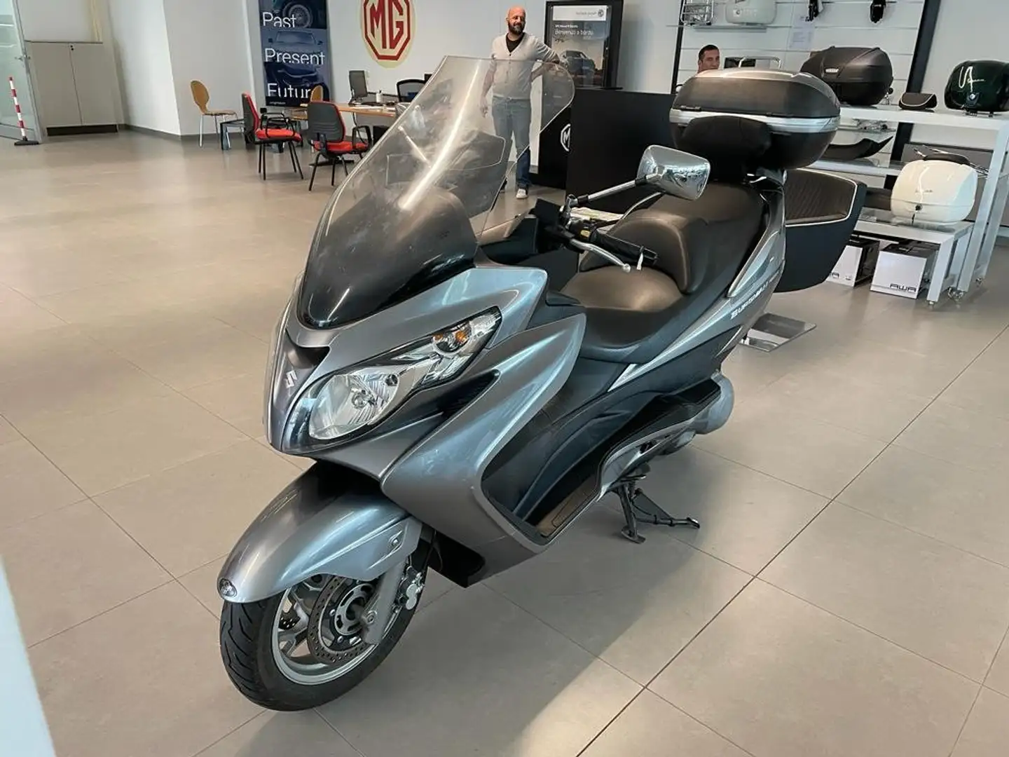 Suzuki Burgman 400 UNICO PROPRIETARIO, 12 MESI DI GARANZIA Gri - 1