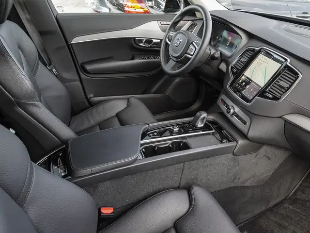 Volvo XC90 view 8