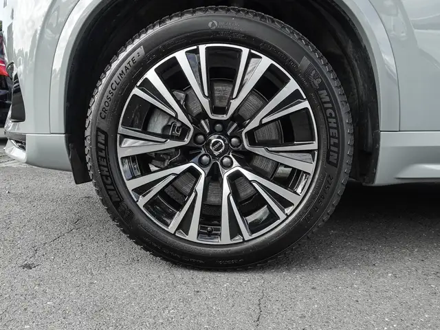 Volvo XC90 view 7