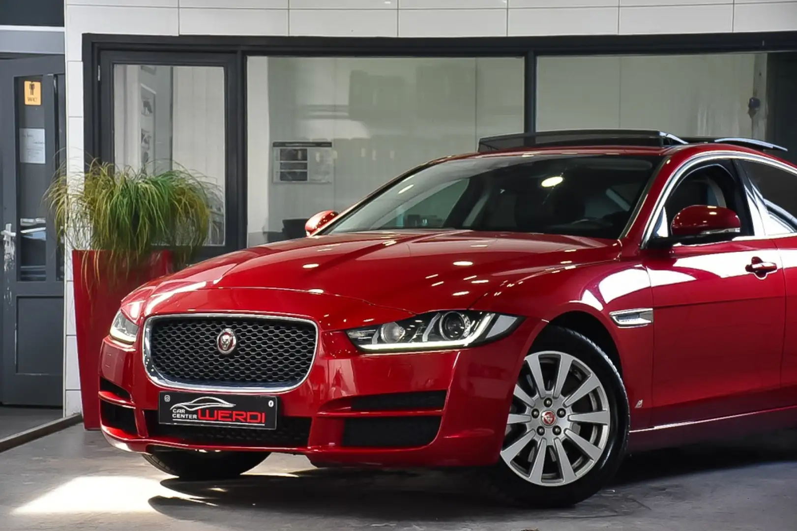 Jaguar XE 2.0 PORTFOLIO | PANORAMADAK | 200PK | NAP | LANEAS Rood - 2