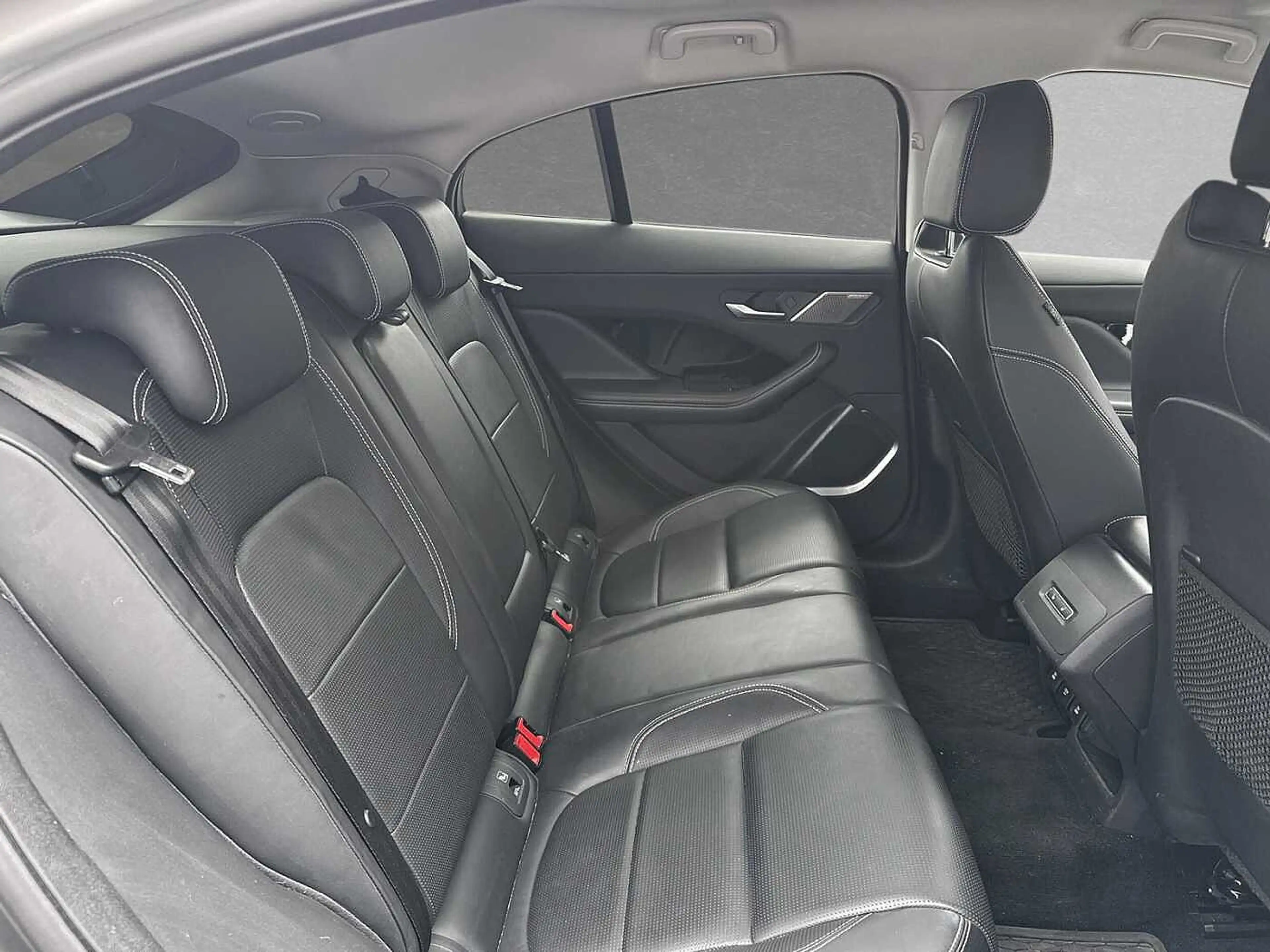 Jaguar I-Pace EV400 AWD HSE — photo 5