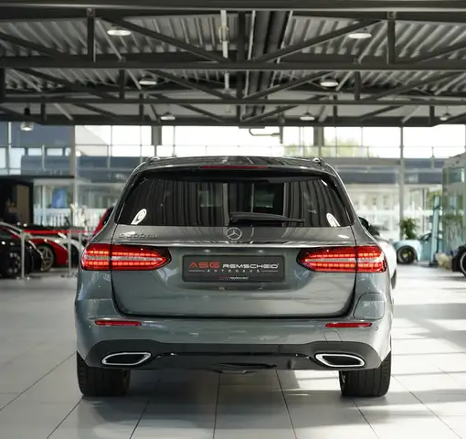 Mercedes-Benz E-Class view 9
