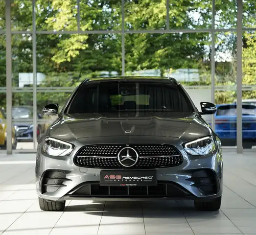 Mercedes-Benz E-Class view 3