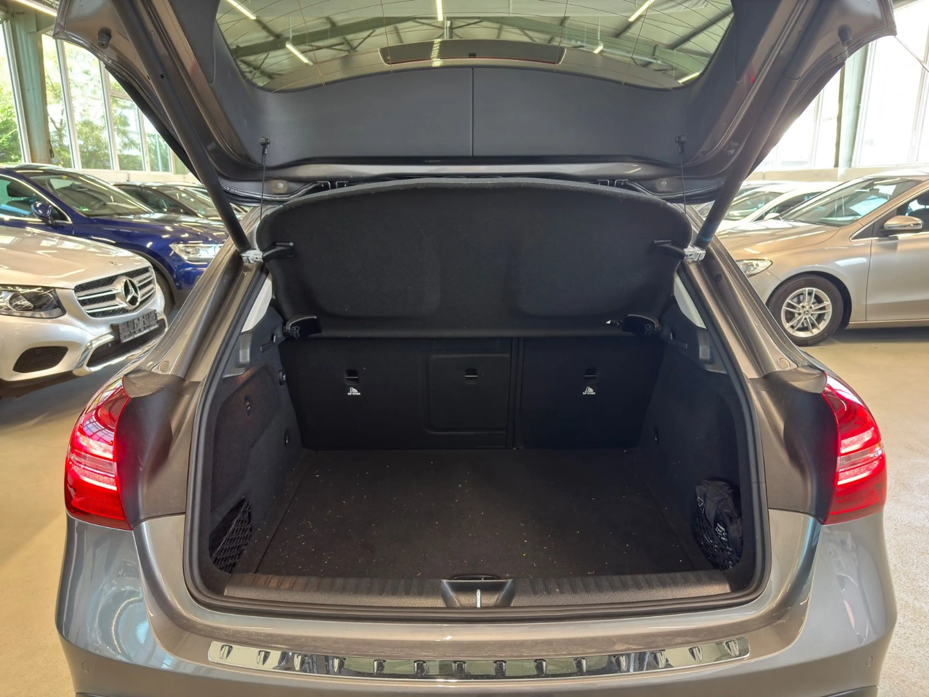 Mercedes-Benz GLA 200 Facelift LED Navi ElekHeck Leder — photo 5