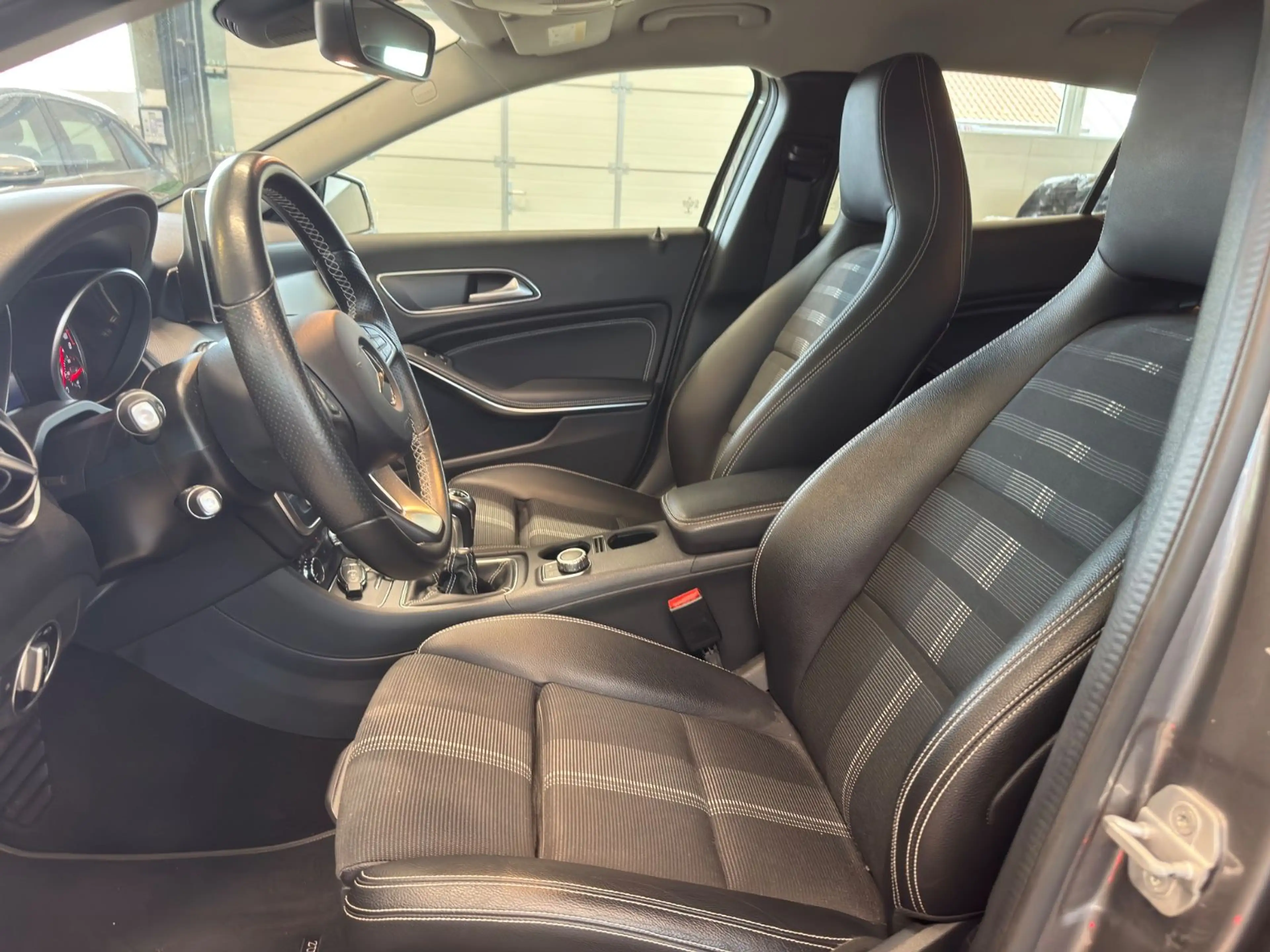 Mercedes-Benz GLA 200 Facelift LED Navi ElekHeck Leder — photo 11