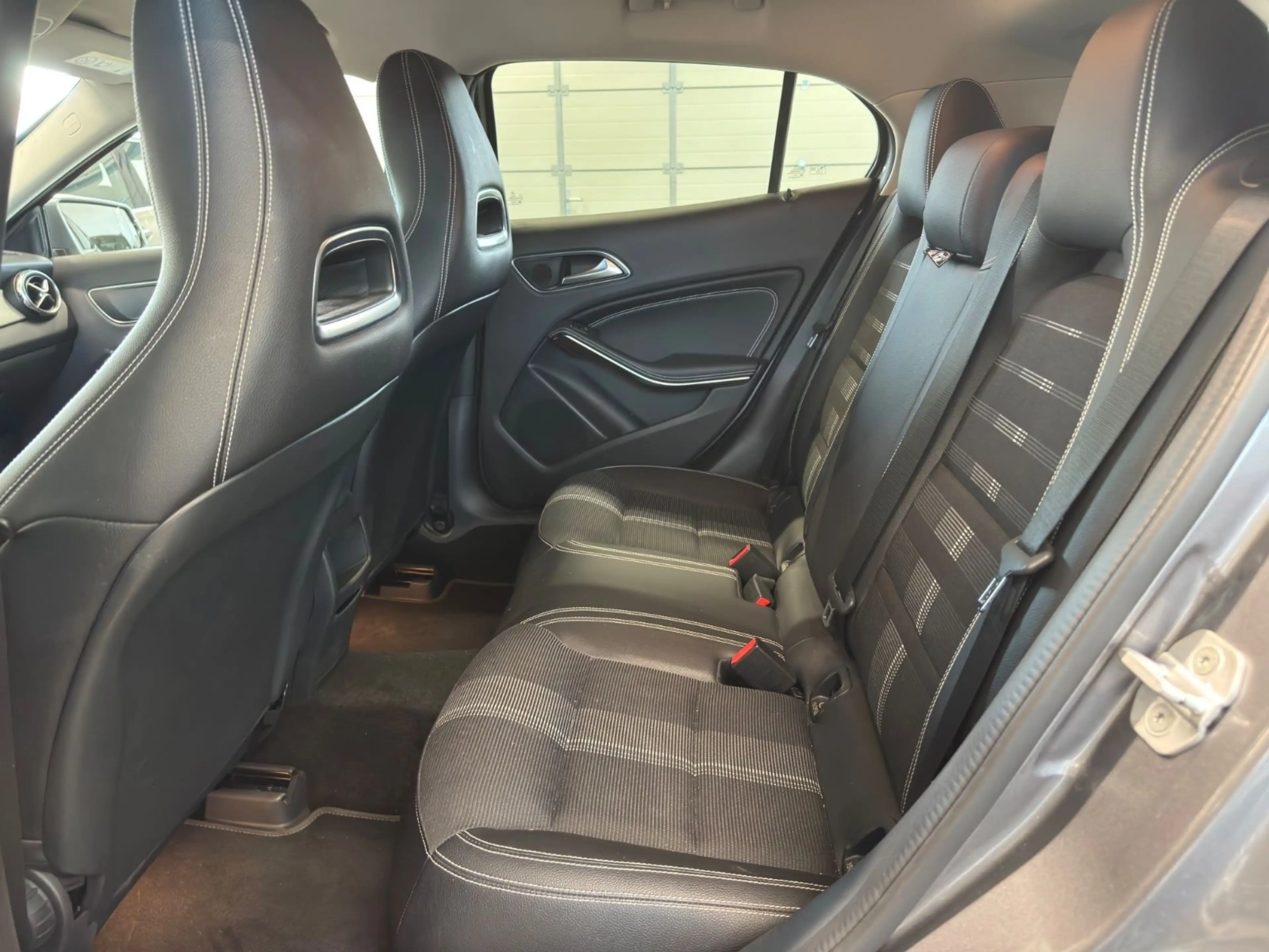 Mercedes-Benz GLA 200 Facelift LED Navi ElekHeck Leder — photo 13