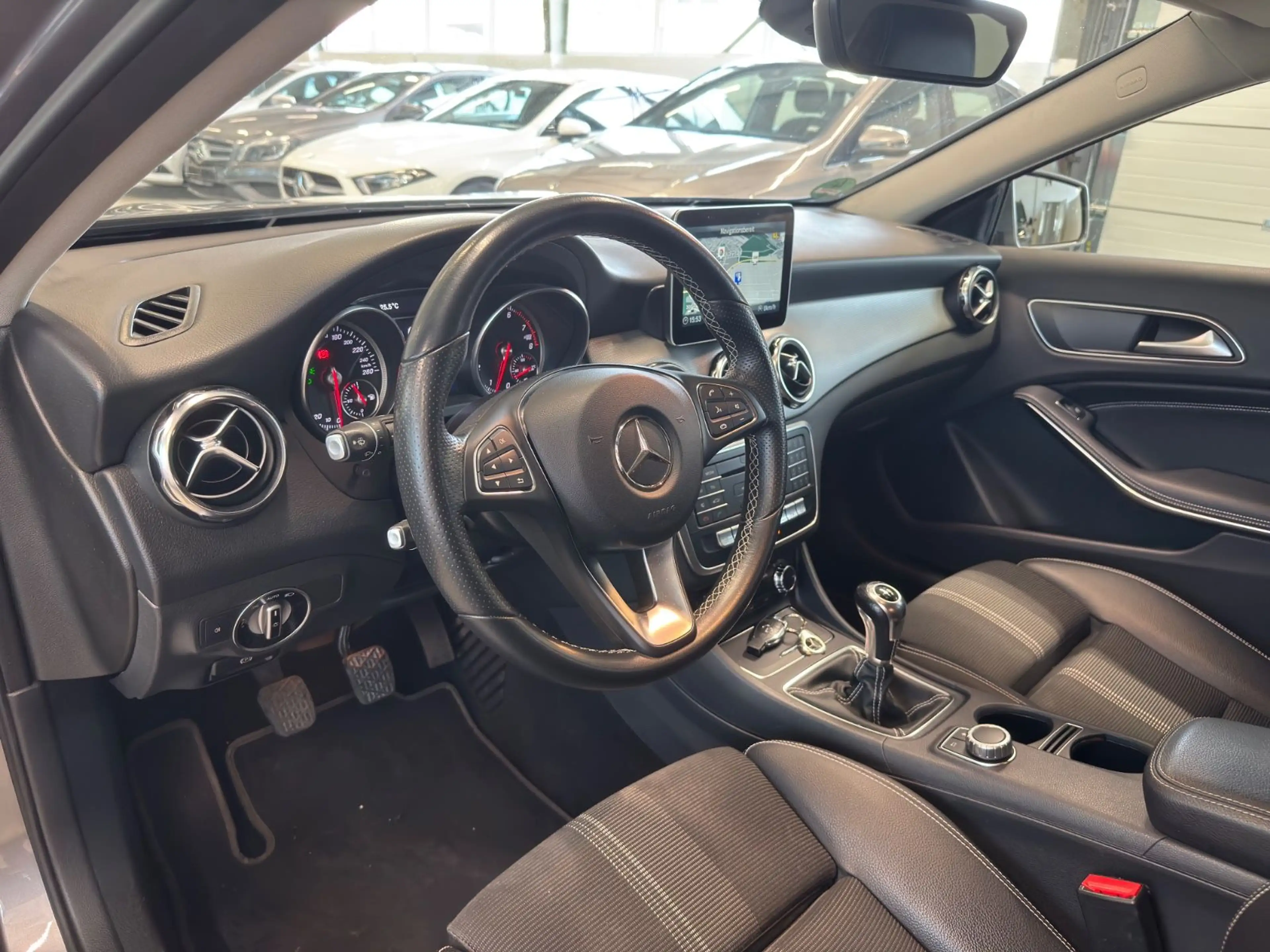 Mercedes-Benz GLA 200 Facelift LED Navi ElekHeck Leder — photo 12