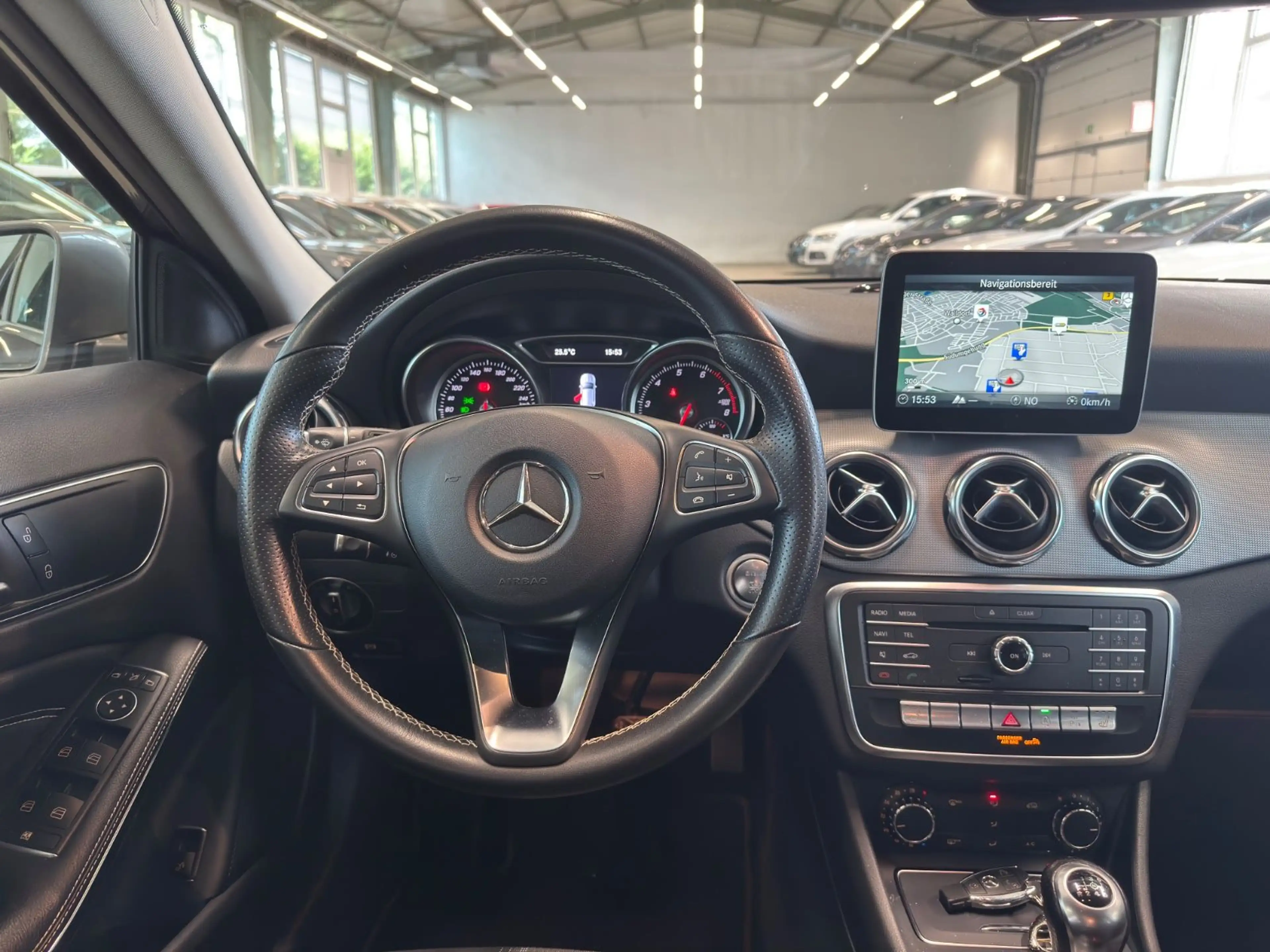Mercedes-Benz GLA 200 Facelift LED Navi ElekHeck Leder — photo 14