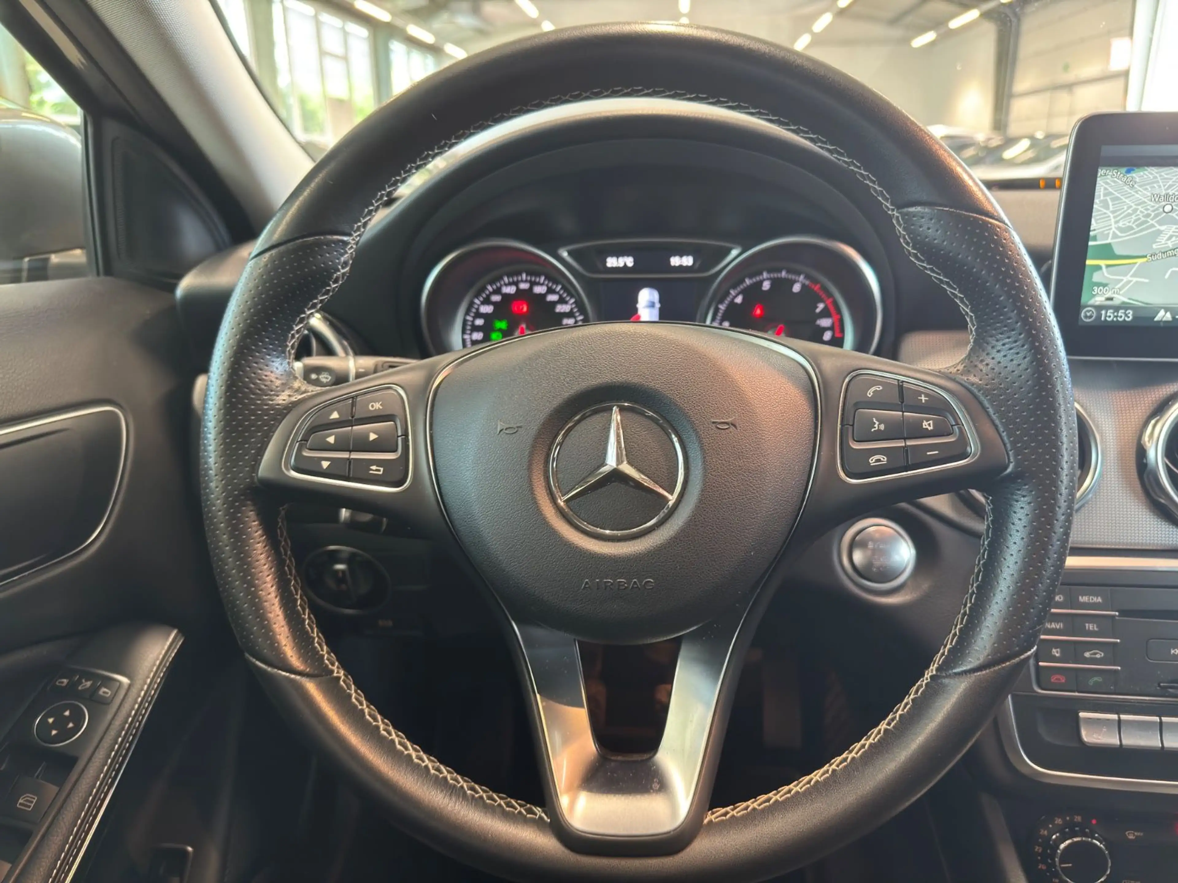 Mercedes-Benz GLA 200 Facelift LED Navi ElekHeck Leder — photo 15