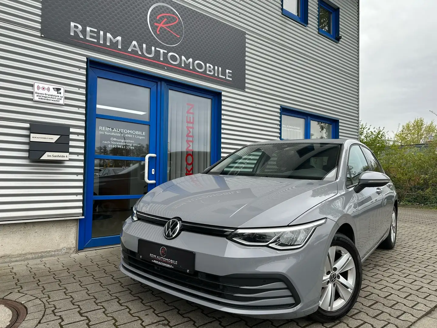 Volkswagen Golf VIII Lim. 1.5 TSI "Life" *NAVI*SHZ*AHK*ACC*LED* Grigio - 1
