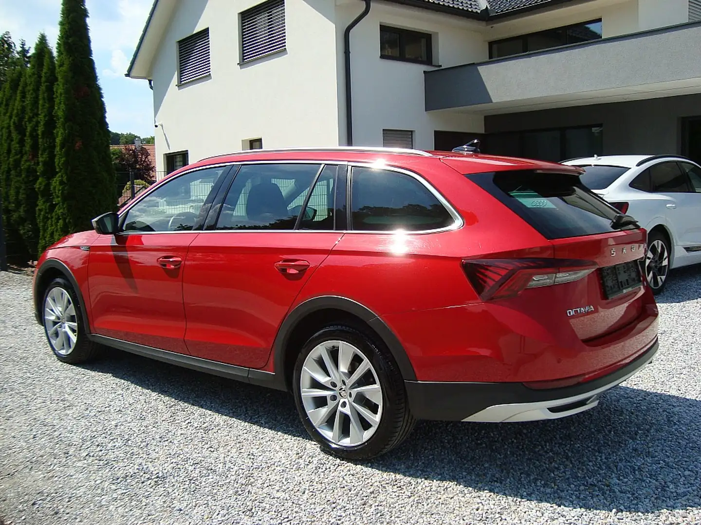 Skoda Octavia Combi 2,0 TDI 4x4 Scout DSG Voll !! Rot - 2