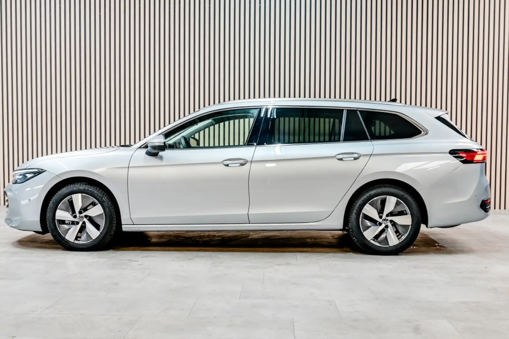 Volkswagen Passat Variant 1.5 eTSI Business ACC|Navi|Trekhaak Argent - 2