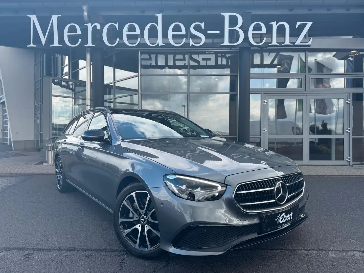 Mercedes-Benz E 220 d Avantgarde+DistrPlus+Pano+Burm+360+Night Gris - 1
