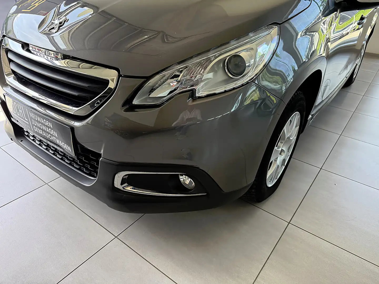 Peugeot 2008 1,2 VTi Active Grau - 2