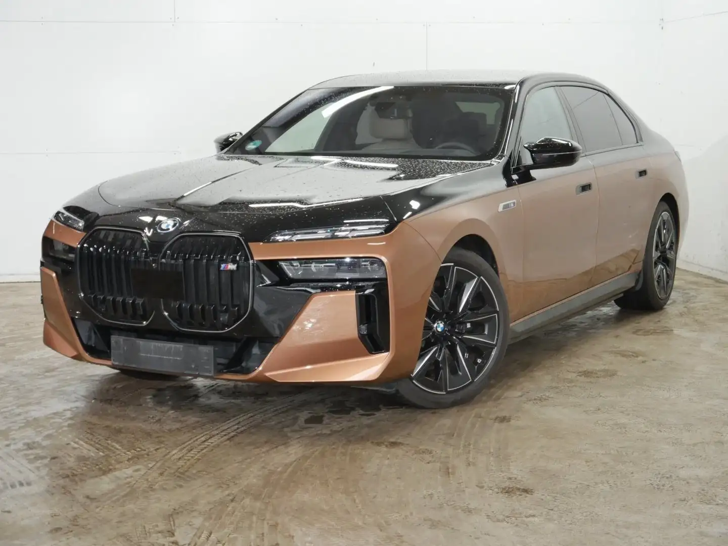 BMW i7 M70 xDrive Limousine Sonderlackierung B&W Surround Goud - 1