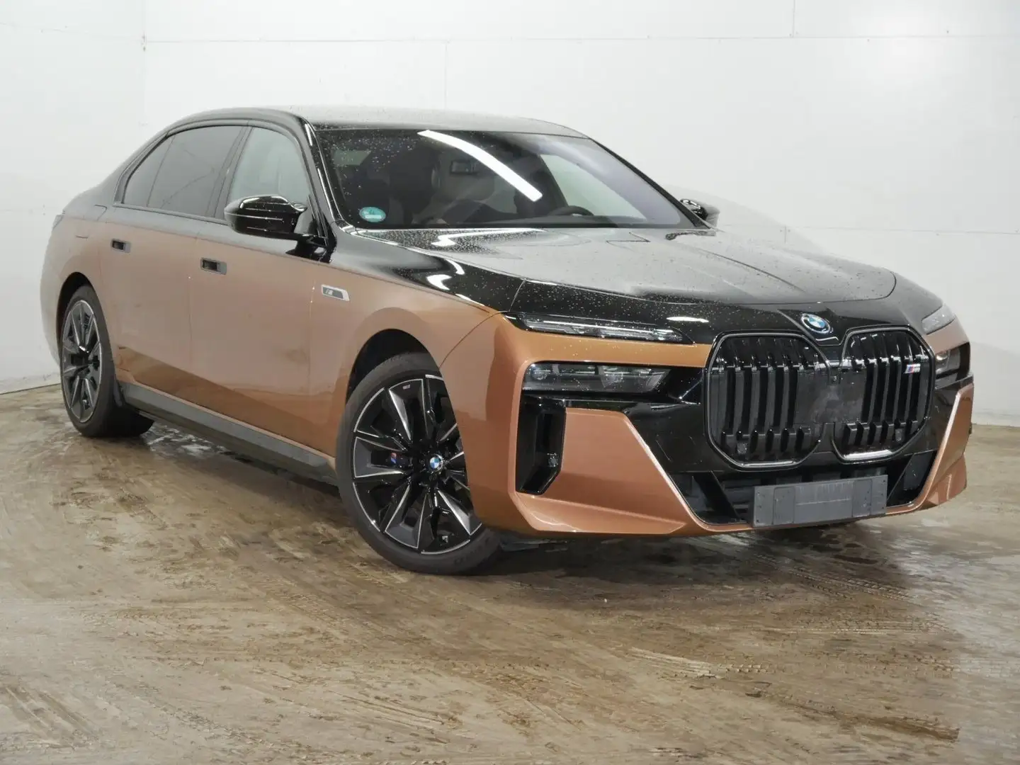 BMW i7 M70 xDrive Limousine Sonderlackierung B&W Surround Goud - 2