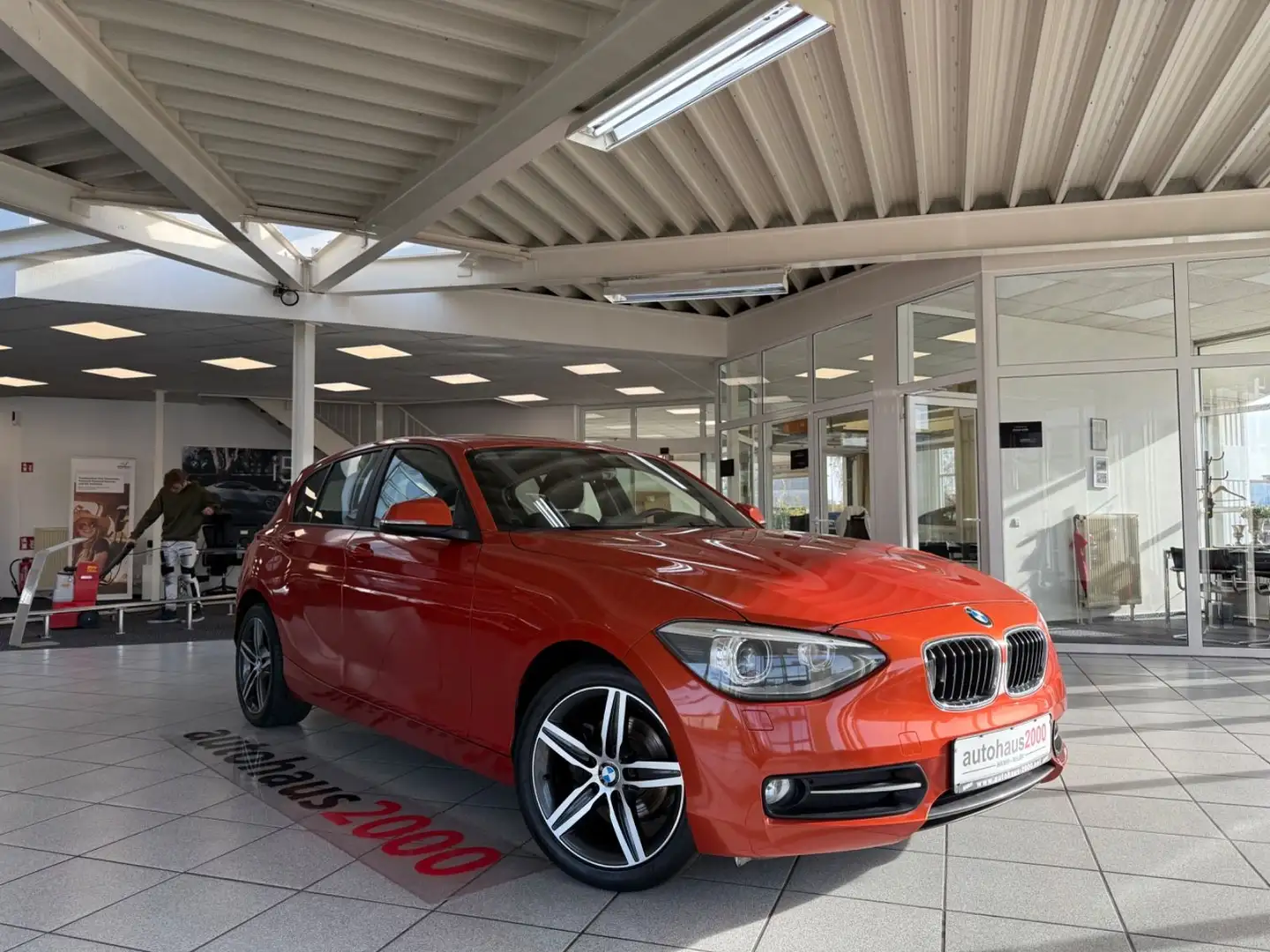 BMW 116 i Limousine Sport Line 5-trg. H&K/PDC/BT Orange - 1