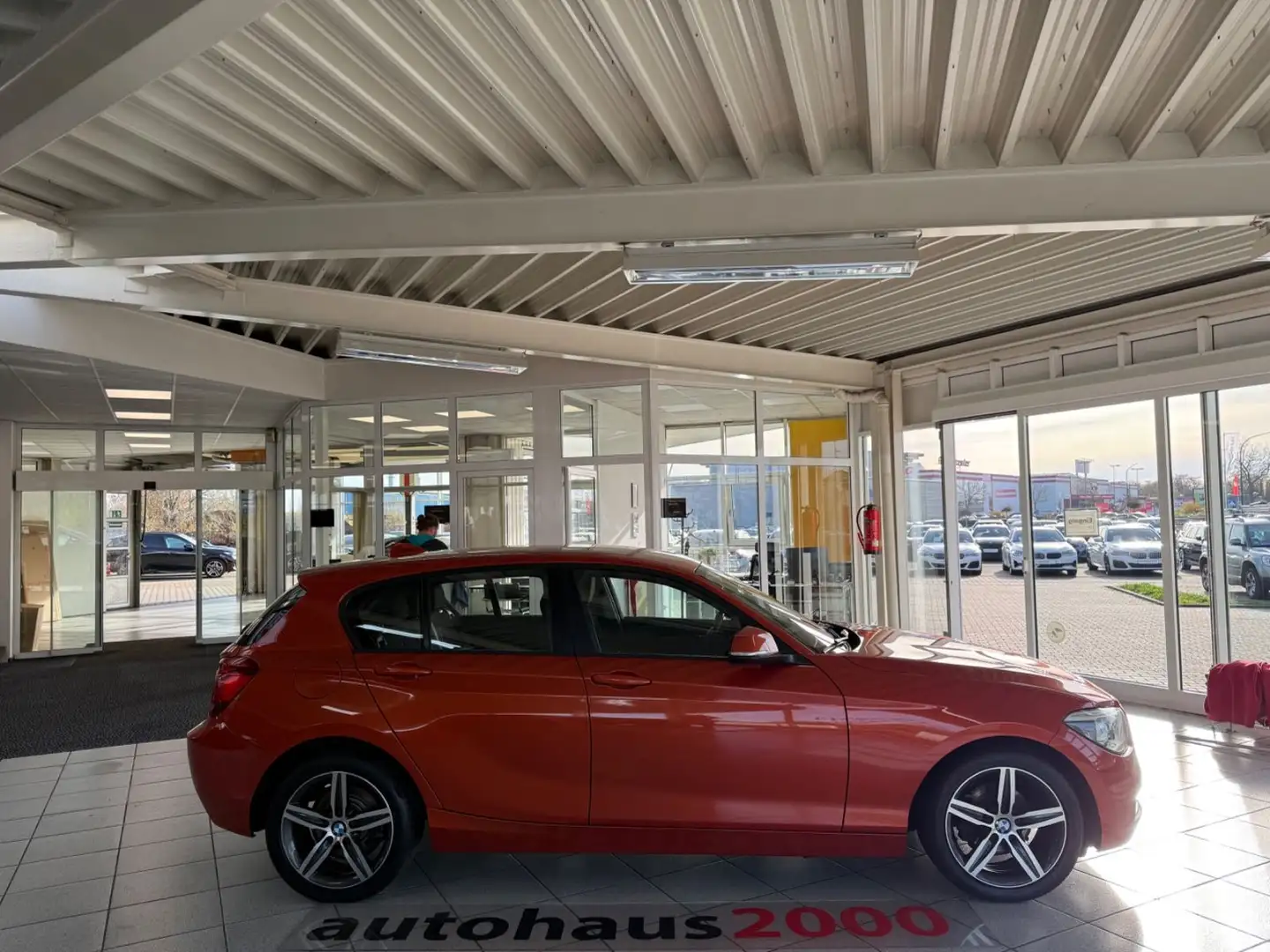 BMW 116 i Limousine Sport Line 5-trg. H&K/PDC/BT Orange - 2