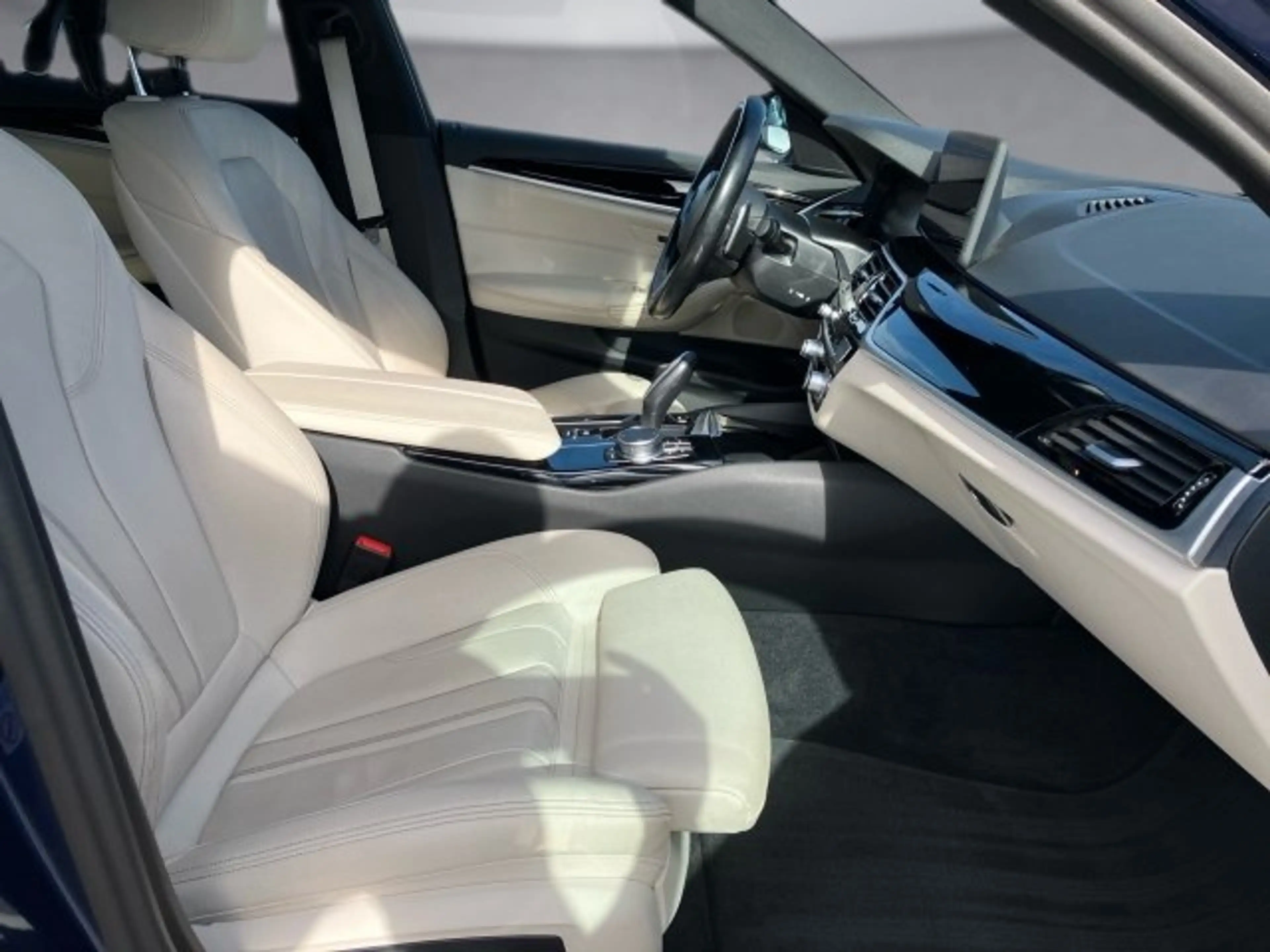 BMW 520 d Touring G31 B47 — photo 11