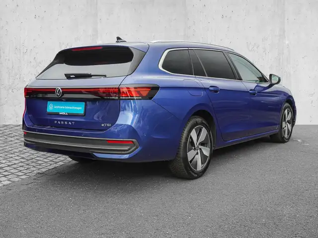 Volkswagen Passat view 4
