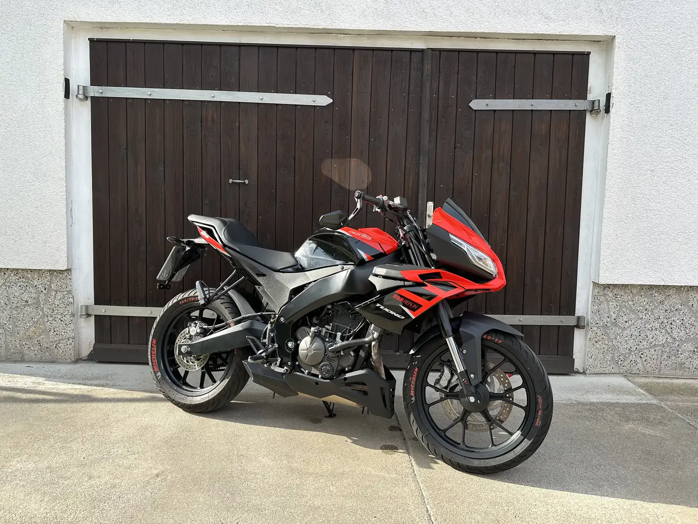 Aprilia Tuono Czarny - 1