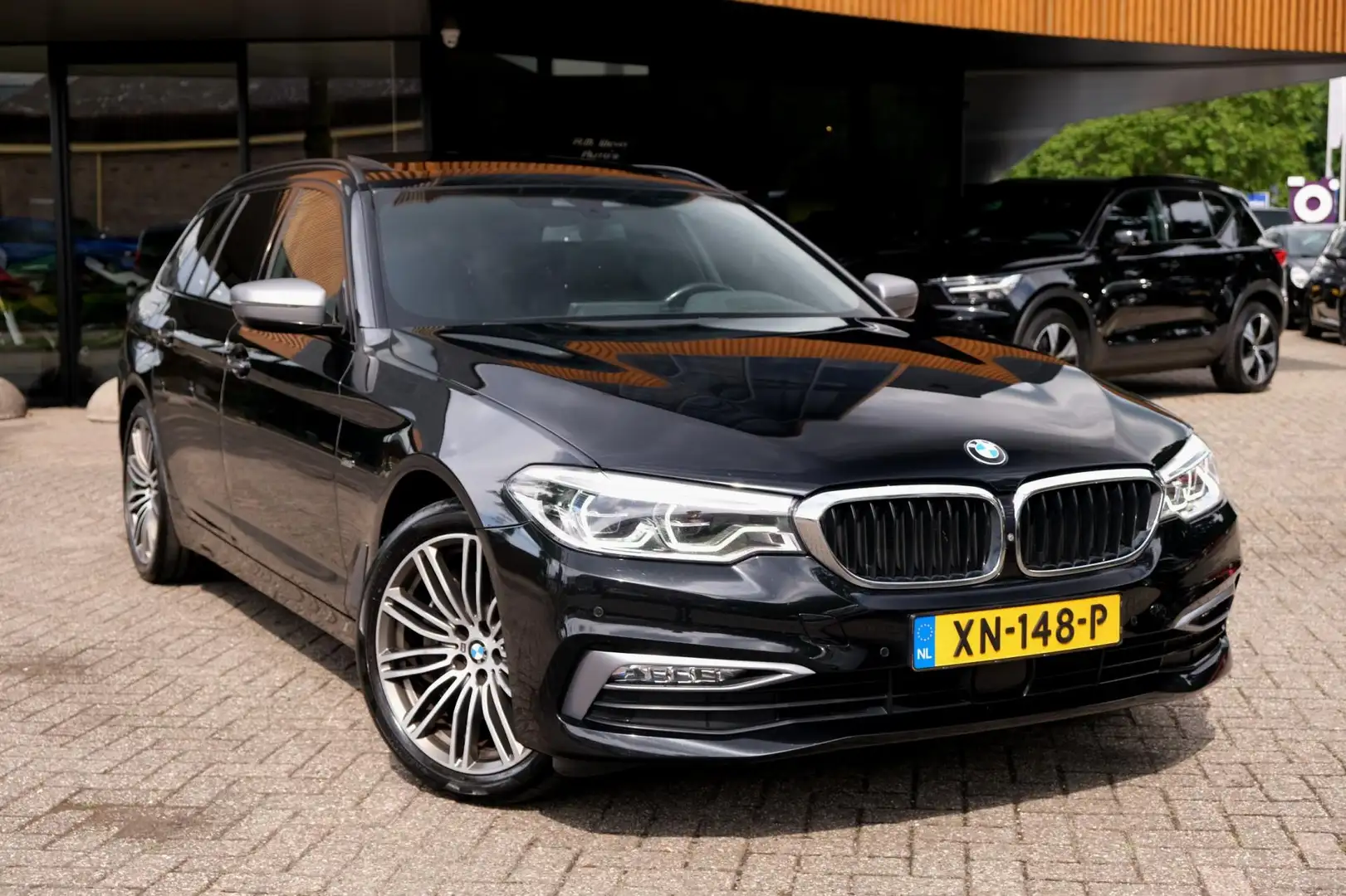 BMW 540 5-serie Touring 540i xDrive High Executive/ACC/Pan Zwart - 2