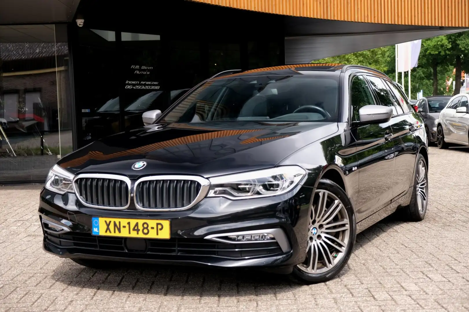 BMW 540 5-serie Touring 540i xDrive High Executive/ACC/Pan Zwart - 1