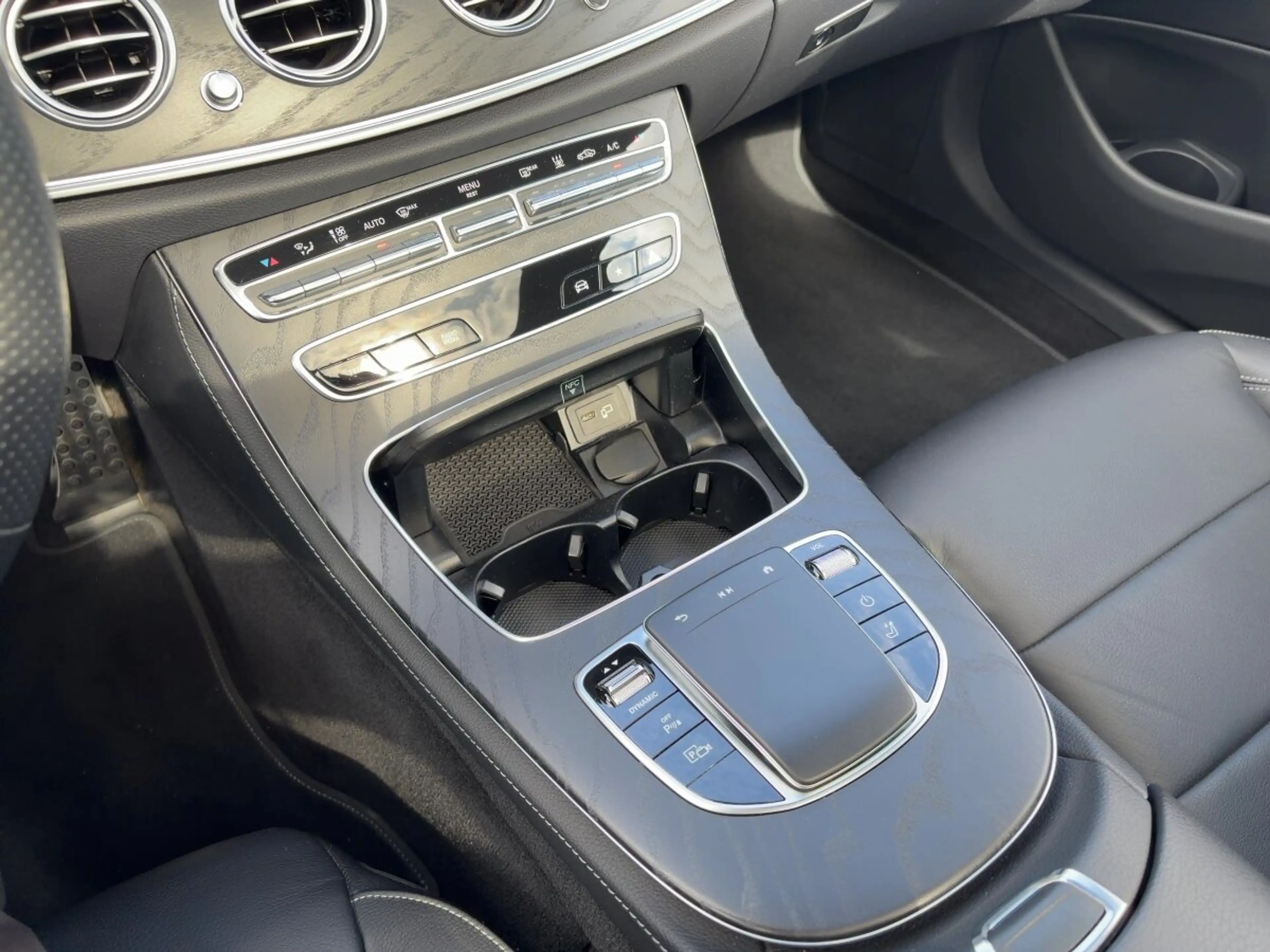 Mercedes-Benz E 300 E 300 e T AMG+PANO+DISTRO+360+BURM+HUD+NIGHT+LED — photo 14