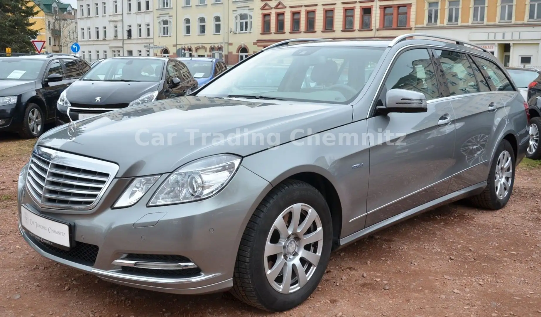 Mercedes-Benz E 300 CDI BlueEfficiency Navi Xenon 1.Hand AHK Silber - 1