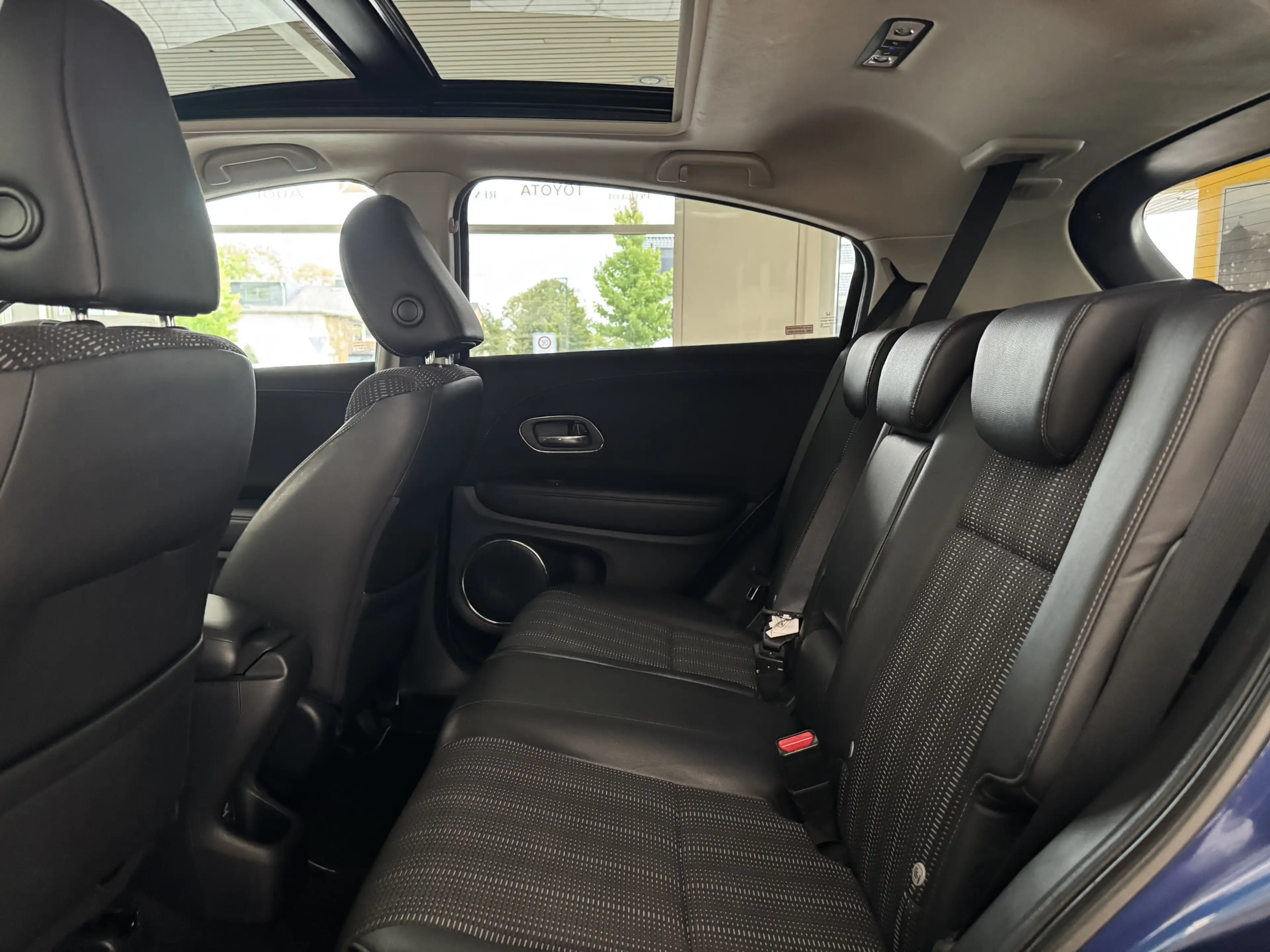 Honda HR-V 1.6 i-DTEC Executive*PANO*NAVi*KAMERA*LED* — photo 12