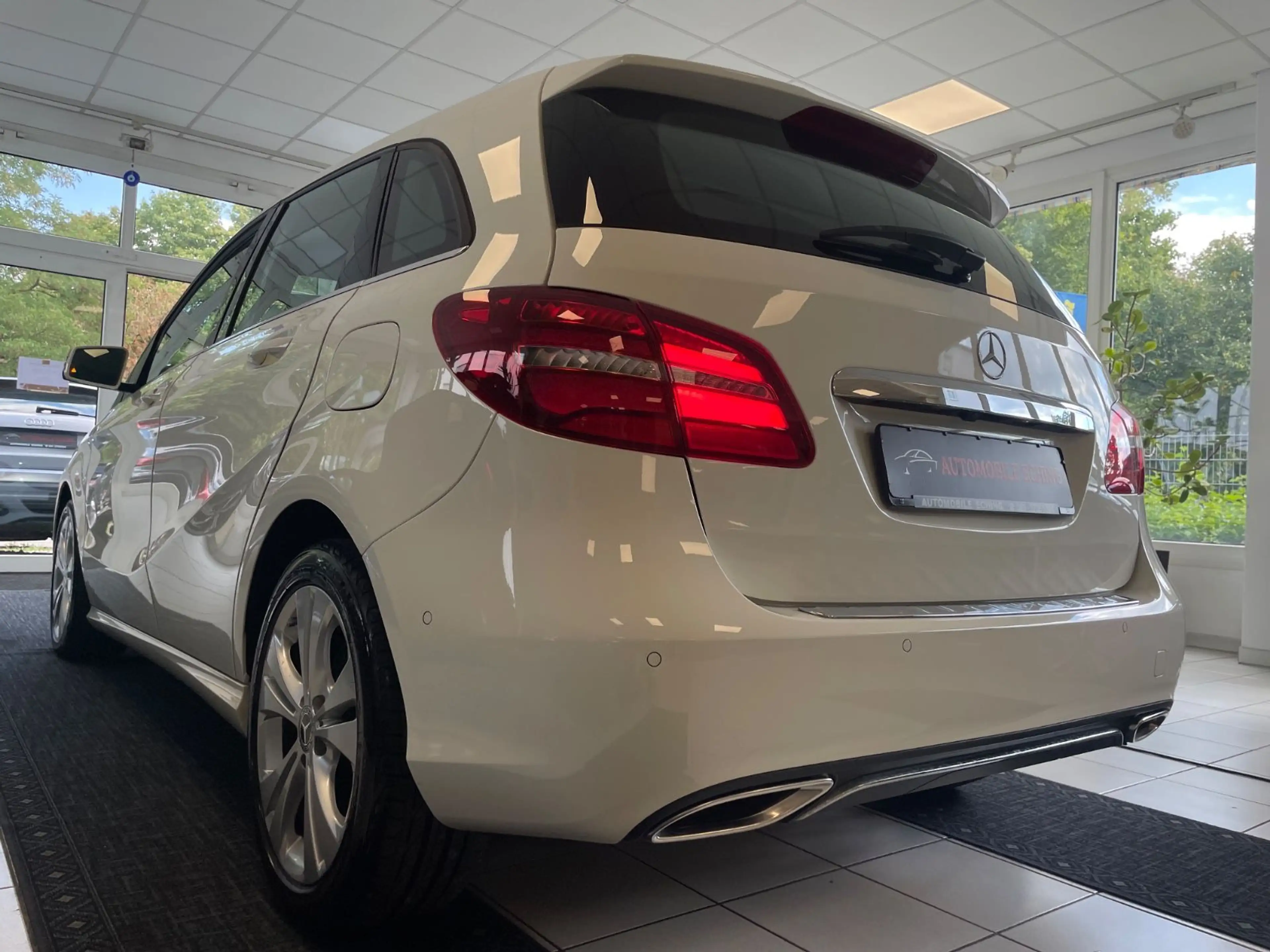 Mercedes-Benz B 220 4M Edition B Navi*Kamera*7G-DCT*LED* — photo 6