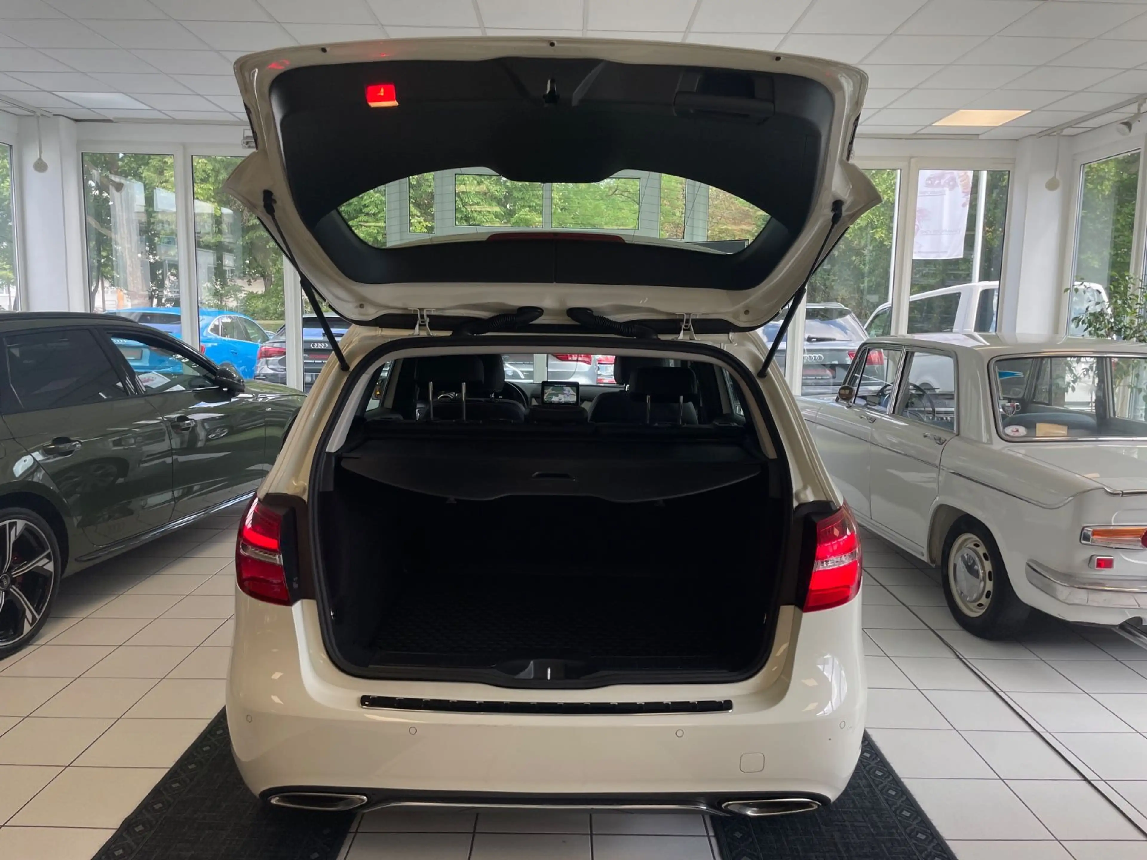 Mercedes-Benz B 220 4M Edition B Navi*Kamera*7G-DCT*LED* — photo 11