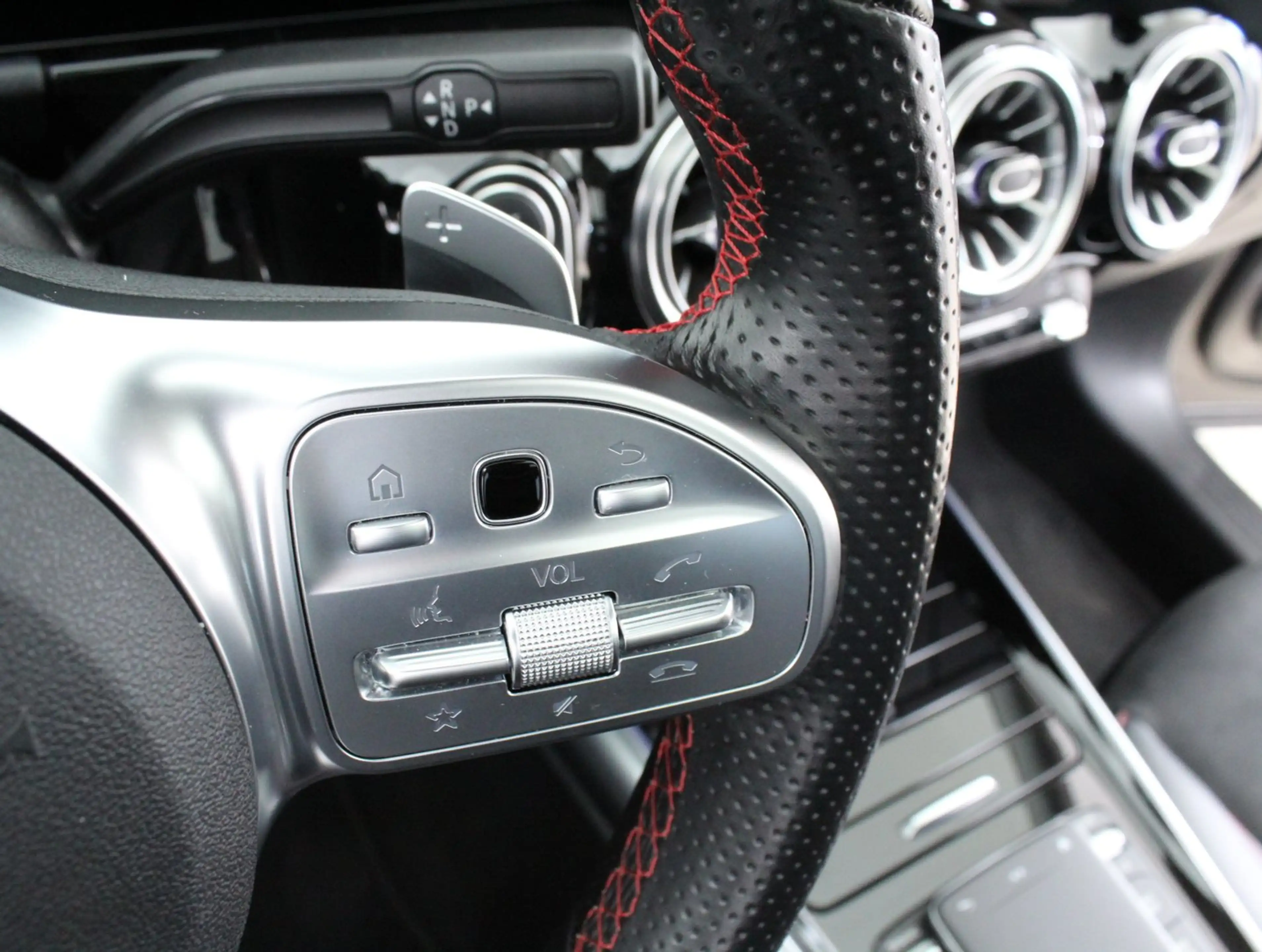 Mercedes-Benz GLA 200 GLA 200 d — photo 9