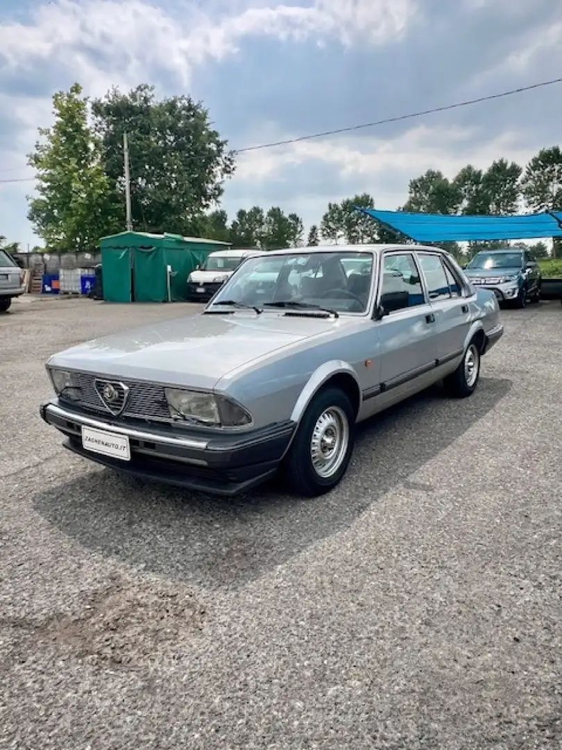 Alfa Romeo Alfetta ALFA 6 2.5 td 5 Šedá - 2